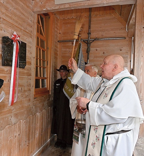 Dominikanin poświęcił pamiątkową tablicę.