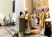 Eucharystii przewodniczył metropolita częstochowski.