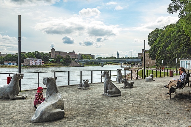 Na promenadzie nad Narwą ludzie cieszą się ciepłem sierpniowego popołudnia. Kobietę siedzącą na ławce nadchodząca zima napawa jednak niepokojem. – Od września opłaty za ogrzewanie wzrosną o połowę – wyjaśnia. 