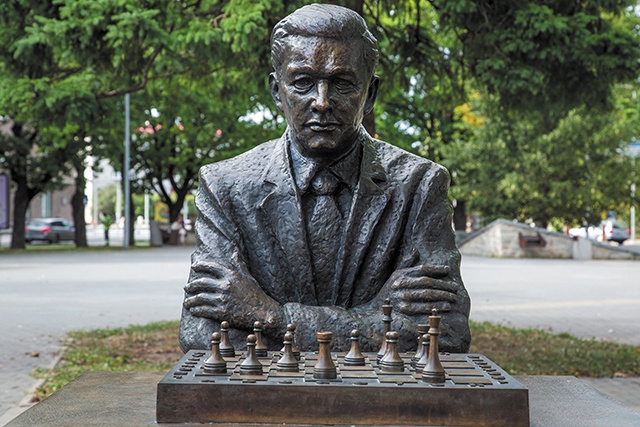 Pomnik Paula Keresa, urodzonego w Narwie szachisty. Został zaprojektowany przez estońskich rzeźbiarzy Aivara Simpsona i Paula Mända i odsłonięty w styczniu 2016 roku z okazji 100. urodzin mistrza. Posąg, który znajduje się na środku małego placu, pozwala odwiedzającym usiąść naprzeciwko Keresa. 