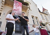 Łukasz Kaczmarek (w środku) przekazał swój medal jako wotum na ręce ks. Aleksandra Gondery (z lewej).