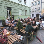 Kawiarnia na lwowskiej ulicy mimo toczącej się wojny jest wypełniona klientami. 