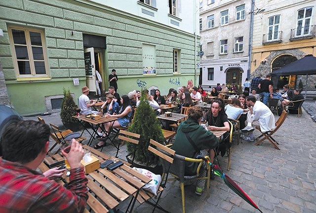 Kawiarnia na lwowskiej ulicy mimo toczącej się wojny jest wypełniona klientami. 