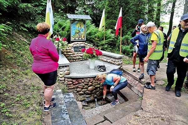 Przyjeżdżają tutaj pątnicy z całej Polski.