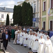 W procesji ulicami miasta przeszły setki wiernych z różnych stron diecezji i Polski.