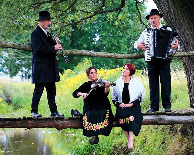 Na mostku nad Brynicą. Od lewej: Krystian Czech, Gabriela Dworakowska, Barbara Wysocka, Rajmund Szymaniec.