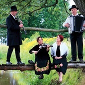 Na mostku nad Brynicą. Od lewej: Krystian Czech, Gabriela Dworakowska, Barbara Wysocka, Rajmund Szymaniec.