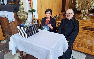 	Promocja książki odbyła się 3 października. Na zdjęciu autorka Maria Domagała i ks. proboszcz Krystian Gajek. 