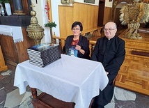 	Promocja książki odbyła się 3 października. Na zdjęciu autorka Maria Domagała i ks. proboszcz Krystian Gajek. 