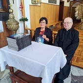 	Promocja książki odbyła się 3 października. Na zdjęciu autorka Maria Domagała i ks. proboszcz Krystian Gajek. 