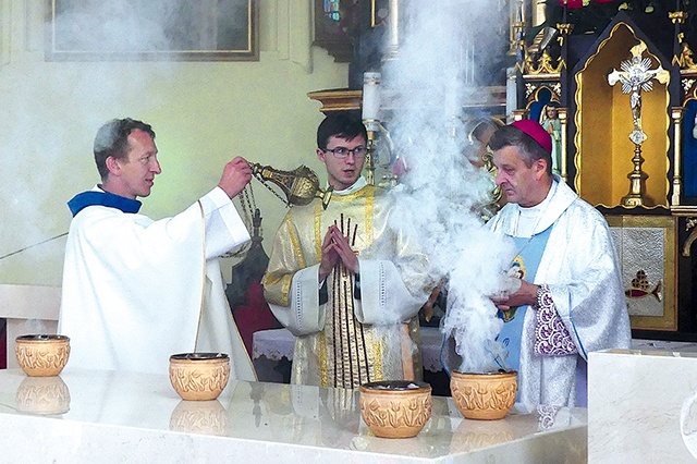 	Bp Roman Pindel podczas okadzania ołtarza.