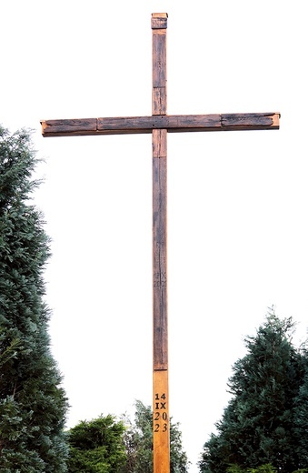 	Nowy krzyż z fragmentami upamiętniającymi pierwsze misje święte.