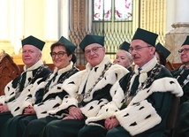 W Eucharystii uczestniczyli członkowie senatu i władze z rektorem prof. dr. hab. Sławomirem Bukowskim na czele.