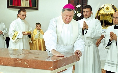 Szczególnym znakiem obrzędu było namaszczenie ołtarza krzyżmem świętym.