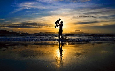 ◄	Ojciec bawiący sie z synem nad Zatoką Bengalską. 2.08.2023 r.Banda Aceh, Indonezja