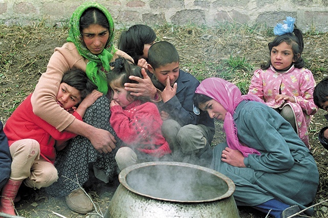 Ormiańska rodzina wysiedlona z Keldadjar w Górskim Karabachu. 