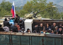 Uciekający z Górskiego Karabachu Ormianie przekraczają granicę z Armenią w miejscowości Laçin (26 września br.).