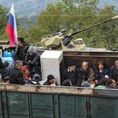 Uciekający z Górskiego Karabachu Ormianie przekraczają granicę z Armenią w miejscowości Laçin (26 września br.).