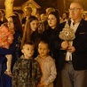 Małżonkowie Domowego Kościoła z dziećmi ponieśli relikwie w procesji maryjnej na zakończenie nabożeństwa fatimskiego.