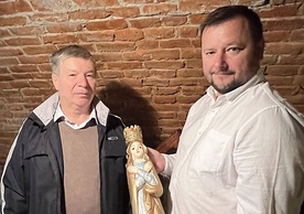 Janusz Marcinkowski (z lewej) i Rafał Piskorek z prezentowaną na czasowej ekspozycji Matką Bożą Bujakowską.