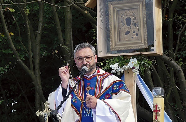 Ks. Grzegorz Piekiełko podczas góralskiej Mszy.