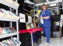 Renata Sztabnik zachęca  do korzystania z zasobów  bibliotecznych.