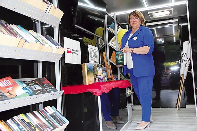 Renata Sztabnik zachęca  do korzystania z zasobów  bibliotecznych.