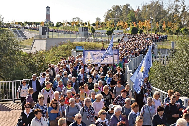 Uczestnicy przeszli między świątyniami.