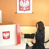 	Głosowanie w Obwodowej Komisji Wyborczej nr 18 w Kędzierzynie-Koźlu.