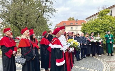 	Przy pomniku papieża zaśpiewano „Barkę” i złożono kwiaty.