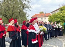 	Przy pomniku papieża zaśpiewano „Barkę” i złożono kwiaty.