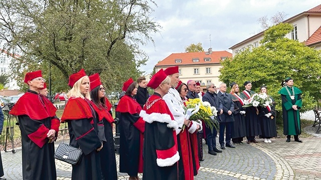 	Przy pomniku papieża zaśpiewano „Barkę” i złożono kwiaty.