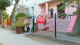 Przed jedną z obwodowych komisji wyborczych w Ciechanowie.