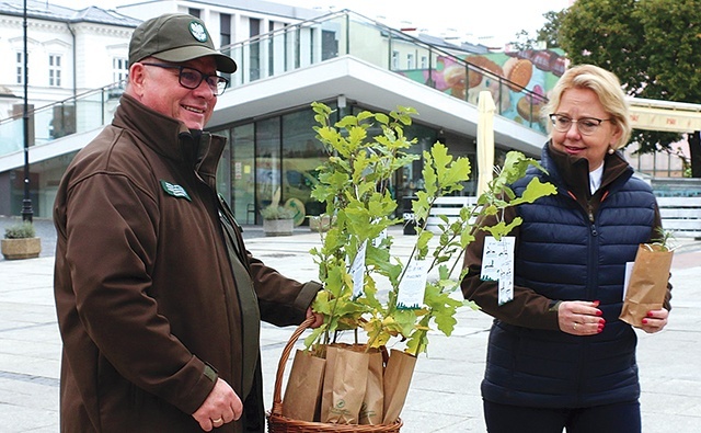 	Anna Moskwa i Marek Szary zachęcali do sadzenia drzew.