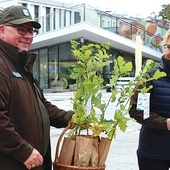 	Anna Moskwa i Marek Szary zachęcali do sadzenia drzew.