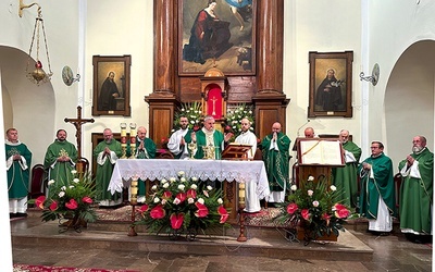 	Jubileuszowej Eucharystii przewodniczył biskup sandomierski Krzysztof Nitkiewicz.