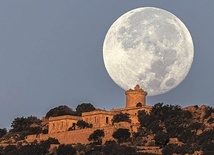 Księżyc nad ruinami średniowiecznego zamku.30.09.2023 r.Sant Elm, Majorka Hiszpania