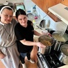 Pani Kasia gotuje dla mam i ich dzieci w Domu Samotnej Matki im. Stanisławy Leszczyńskiej w Łodzi.