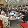 Papież Franciszek aktywnie uczestniczy w obradach.