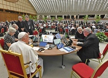 Papież Franciszek aktywnie uczestniczy w obradach.