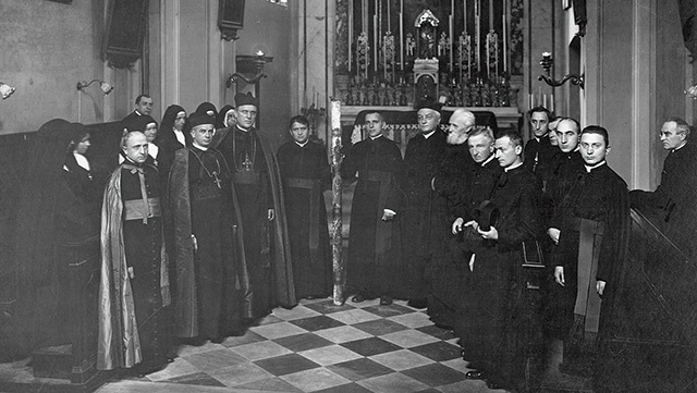 3 stycznia 1920 roku w Rzymie kardynałowie Dalbor i Kakowski odebrali z Kolegium Polskiego Świecę Niepodległości, by po ponad 50 latach zawieźć ją do Warszawy