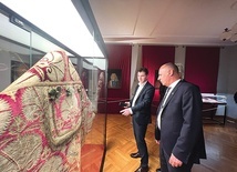Królewski dar – kapa liturgiczna ze zdobytego pod Wiedniem tureckiego materiału.