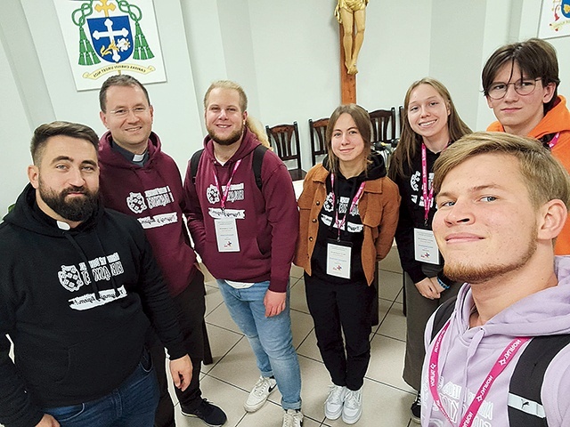 	Delegacja diecezji elbląskiej. Księża Michał Semeniuk i Marek Piedziewicz oraz Antonina, Małgorzata, Patryk, Maksymilian i Marcin.