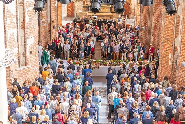 	Msza św. jubileuszowa z okazji 25 lat duszpasterstwa w odbudowanej świątyni.