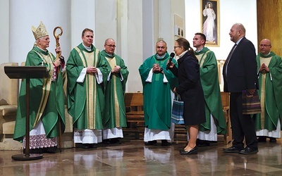 W dowód wdzięczności za wspólną modlitwę, przedstawiciele środowiska lekarzy podarowali bp Markowi Szkudle ikonę św. Łukasza. – Niech wstawia się za wami, drodzy duszpasterze – mówiła dr Elżbieta Kortyczko, prezes Katolickiego Stowarzyszenia Lekarzy Polskich.