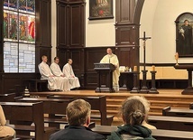 Modlitwa i spotkanie dla rodziców po stracie dziecka nienarodzonego odbyły się w kaplicy Wyższego Śląskiego Seminarium Duchownego.