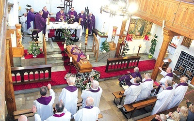 Pożegnanie kapłana w kołobrzeskim kościele rektoralnym.