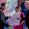 Ks. Marek Sędek i Urszula Pohl odebrali dyplom przyznający założycielowi Ruchu Światło−Życie profesurę KUL.