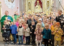 Pamiątkowe zdjęcie z ks. Jackiem Kucharskim i ks. Mirosławem Jakubiakiem.