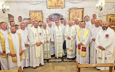 Księża sprawowali Mszę św. w Maluli. Pierwszy z prawej ks. Damian Drabikowski.